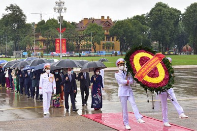 Lãnh đạo thành phố Hà Nội vào Lăng viếng Chủ tịch Hồ Chí Minh và tưởng niệm các Anh hùng liệt sĩ