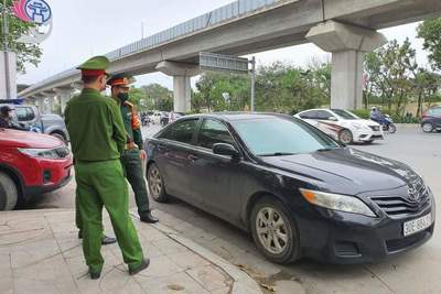 Dừng đỗ xe giữa ngã tư, tài xế nghi say rượu hành hung CSGT