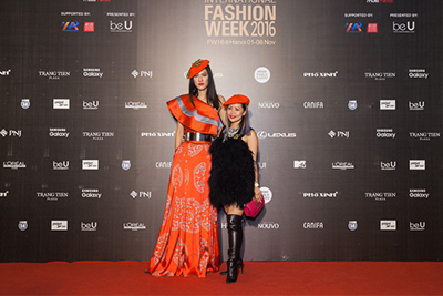 Hoa hậu hoàn vũ Singapore mặc lại váy của Thanh Hằng