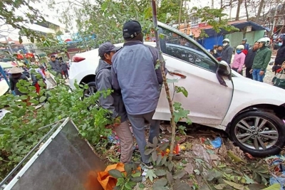 Tai nạn giao thông mới nhất hôm nay 9/1: Xe ô tô mất lái lao vào chợ cóc, nhiều người bị thương