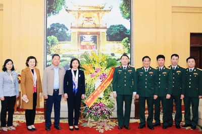 Phó Bí thư Thường trực Thành ủy Nguyễn Thị Tuyến thăm, chúc mừng Bộ Tư lệnh Thủ đô