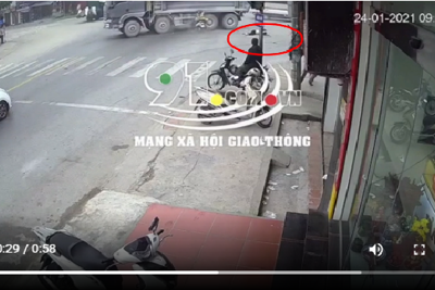 Tai nạn giao thông mới nhất hôm nay 24/1: Xe máy vượt đèn đỏ tông vào xe ben, 2 người thương vong