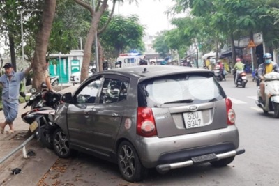 Tai nạn giao thông mới nhất hôm nay ngày 12/12: Ô tô đâm liên hoàn 4 xe máy, 2 người nguy kịch nhập viện