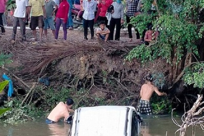 Tai nạn giao thông mới nhất ngày 14/2: Ô tô lao xuống kênh, 2 người may mắn thoát nạn