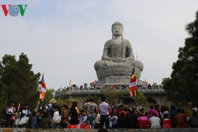 Hàng vạn người dân trảy hội chùa Phật Tích cầu bình an