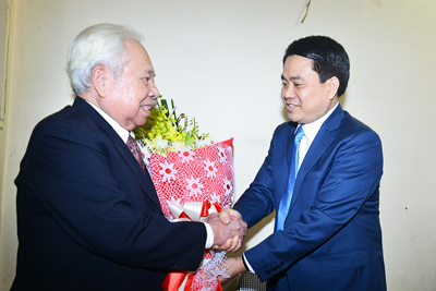Chủ tịch Nguyễn Đức Chung thăm hỏi, tặng quà gia đình chính sách huyện Thanh Trì