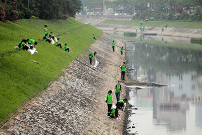 Hàng trăm bạn trẻ dọn rác trên sông Tô Lịch