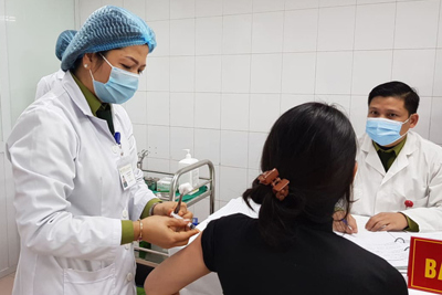 3 tình nguyện viên đầu tiên tiêm mũi 2 vaccine Covid-19, tạo phản ứng miễn dịch tốt