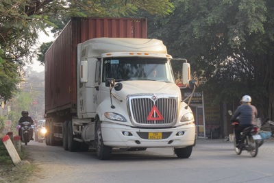 Xe quá tải tung hoành trên tỉnh lộ 421B qua huyện Quốc Oai