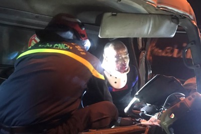 Hà Nội: Cảnh sát cắt ca bin cứu người bị mắc kẹt do tai nạn giao thông