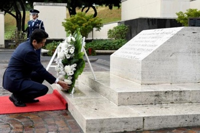 Thủ tướng Nhật đặt vòng hoa tại nghĩa trang binh sĩ Mỹ trước khi thăm Trân Châu cảng