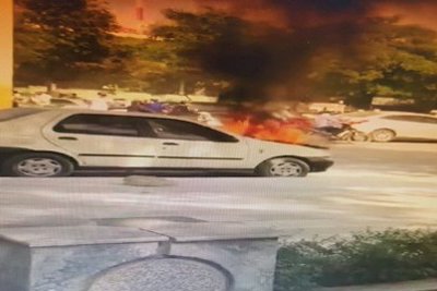 Hà Nội: Đang lưu thông xe ô tô 4 chỗ bốc cháy dữ dội
