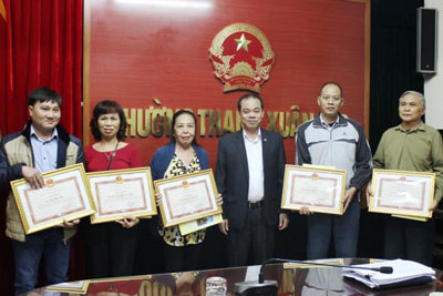 Quận Thanh Xuân khen thưởng hộ dân tự nguyện phá dỡ phần vi phạm trên vỉa hè