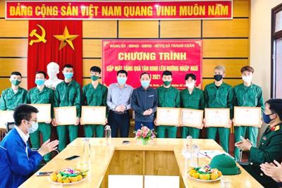 Sóc Sơn tặng quà, động viên thanh niên lên đường nhập ngũ năm 2021