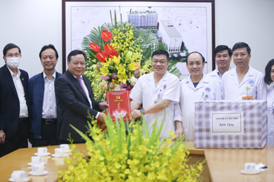 Lãnh đạo Thành ủy Hà Nội thăm, tặng quà Bệnh viện Hữu Nghị