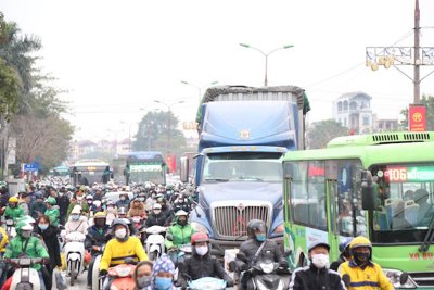 Ngày cuối kỳ nghỉ Tết Dương lịch, giao thông các cửa ngõ Hà Nội “nghẹt thở”