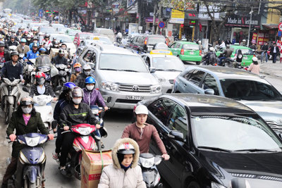 Ùn tắc giao thông tại Hà Nội: Lỗi đâu chỉ của hạ tầng