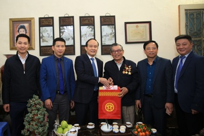 Chủ tịch HĐND TP Hà Nội trao Huy hiệu 75 năm tuổi Đảng, chúc Tết gia đình chính sách quận Hoàn Kiếm