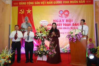 Chủ tịch Ủy ban MTTQ Việt Nam TP Nguyễn Lan Hương dự Ngày hội Đại đoàn kết tại thị xã Sơn Tây