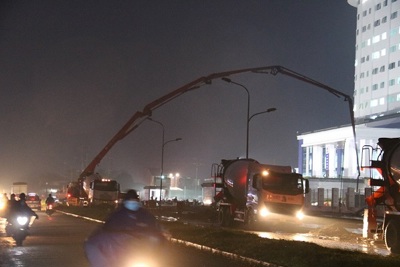 Hà Tĩnh: Giao thông hỗn loạn vì xe “Viết Hải” ngang nhiên chặn đường đổ bê tông