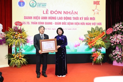 Giám đốc Bệnh viện Hữu nghị Việt Đức được tặng danh hiệu Anh hùng Lao động