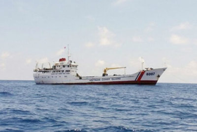 Tàu cảnh sát biển cứu 11 ngư dân bị nạn