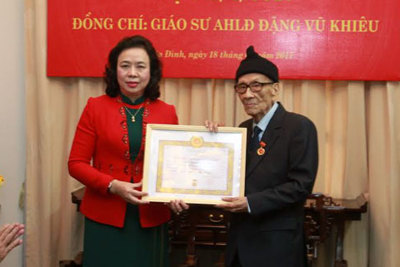 Giáo sư, Anh hùng Lao động Vũ Khiêu nhận Huy hiệu 70 năm tuổi Đảng