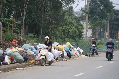 Hà Tĩnh: Hành lang đường mòn Hồ Chí Minh đang trở thành bãi rác