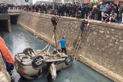 Hà Nội: Ô tô lao xuống mương nước, một phụ nữ may mắn thoát nạn
