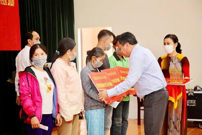 Hà Nội trao quà hỗ trợ người dân sau bão lũ tại tỉnh Quảng Nam