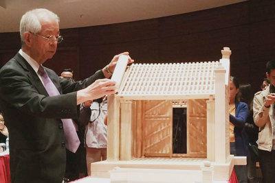 GS Nhật tặng Hà Nội mô hình cổng làng Mông Phụ bằng gỗ: Món quà ý nghĩa
