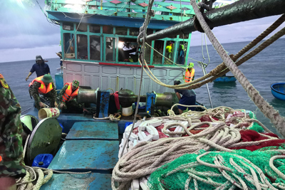 Quảng Nam: Tàu cá va vào đá, 12 ngư dân được cứu kịp thời