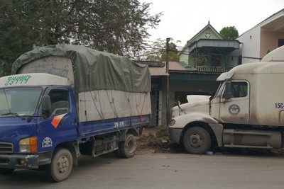 Nghệ An: Tông liên hoàn 2 xe tải đỗ cùng chiều, 1 người bị thương
