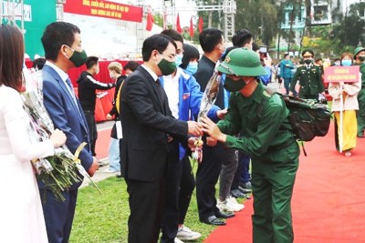 Phó Chủ tịch UBND TP Hà Nội Nguyễn Trọng Đông tham dự lễ giao nhận quân năm 2021 tại huyện Sóc Sơn