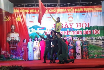 Phó Chủ tịch UBND TP Lê Hồng Sơn dự Ngày hội Đại đoàn kết tại Quốc Oai