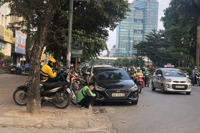 Hà Nội: Tuyến đường Hoàng Quốc Việt "biến" thành bãi xe di dộng