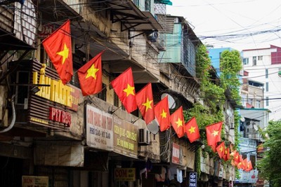 Hà Nội: Treo cờ Tổ quốc chào mừng Tết Dương lịch 2021