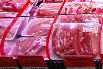 Giá thịt lợn hơi giảm thê thảm, siêu thị vẫn một mình một chợ