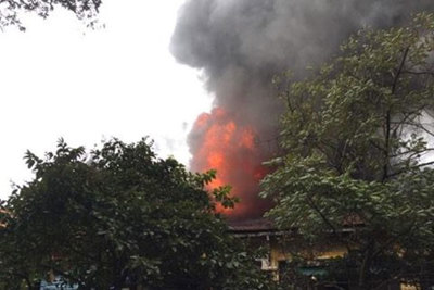 Cháy lớn trên phố Phùng Hưng