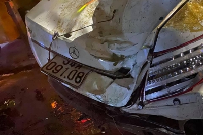 Tai nạn giao thông mới nhất hôm nay 4/12: Xe Mercedes lao xuống kênh, nam tài xế tử vong