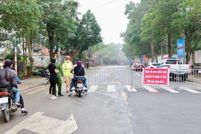 [Ảnh] Hà Nội: Đền Sóc đóng cửa, tiểu thương ngậm ngùi thu dọn hàng hóa rời khu di tích