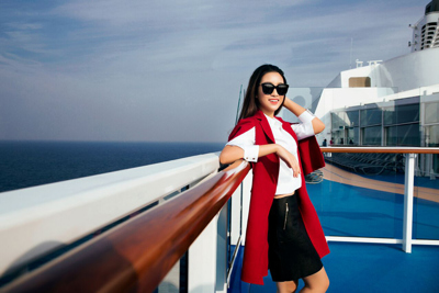 Hoa hậu Đỗ Mỹ Linh khoe dáng ngọt bên du thuyền triệu đô