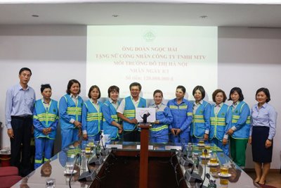 Ông Đoàn Ngọc Hải tặng 120 triệu đồng cho công nhân vệ sinh môi trường