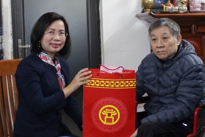 Trưởng Ban Tuyên giáo Thành ủy thăm, tặng quà Tết gia đình có công tại quận Thanh Xuân