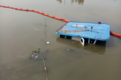 Chìm sà lan cùng 400 tấn thép, dầu tràn trên sông Đồng Nai