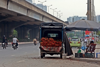 Khi xe tải bán hàng rong tràn phố