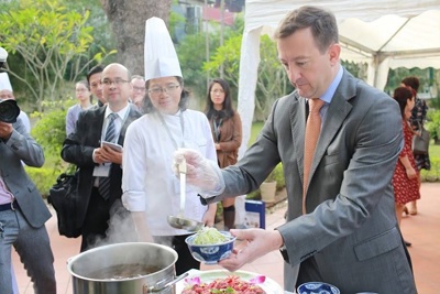 Đại sứ Pháp hào hứng nấu phở Việt