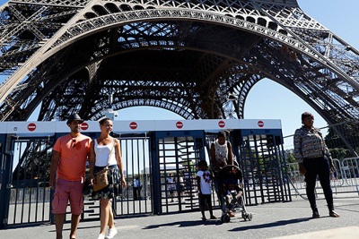 Pháp xây tường kính quanh tháp Eiffel để chống khủng bố