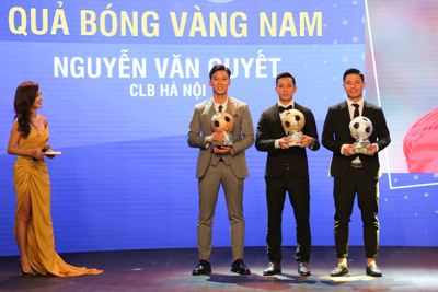 Vượt qua cặp trung vệ Viettel, Văn Quyết giành danh hiệu Quả bóng vàng Việt Nam năm 2020