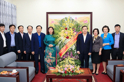 Phó Bí thư Thường trực Thành ủy Nguyễn Thị Tuyến thăm, chúc mừng Sở GD&ĐT Hà Nội